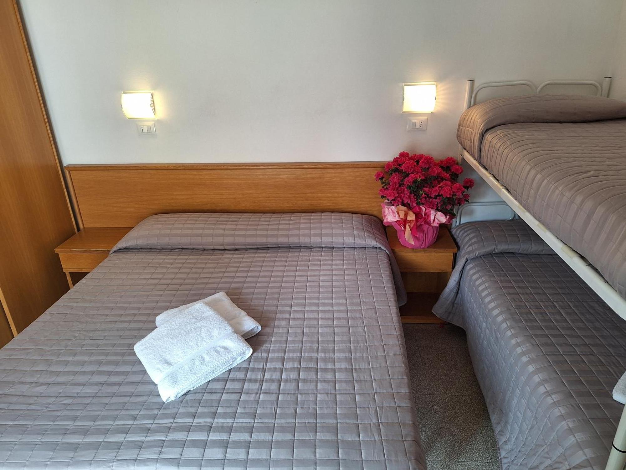 Hotel Alessi** Римини Экстерьер фото